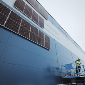 Päikesepaneelide paigaldus seinale  
tööstushoone 200 kw 1
