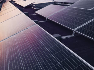 Päikesepaneelide paigaldamine tööstushoone lamekatus 50kw 2